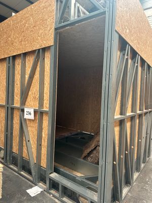 un bâtiment qui a été construit et qui est en cours de construction
