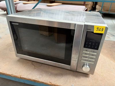 un micro-ondes posé sur une table, avec une étiquette de prix dessus