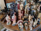 de nombreuses figurines posées sur une table dans une pièce