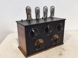 un gros plan d'une radio à l'ancienne équipée de quatre ampoules
