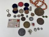 beaucoup de médailles et d'autres objets posés sur la table
