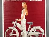 une publicité montrant une moto avec une femme assise dessus