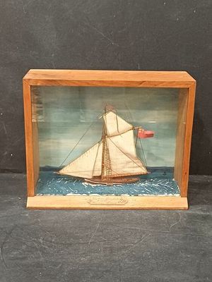 une photo d'une petite maquette de voilier dans une vitrine