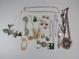 de nombreux colliers et bracelets disposés sur une table