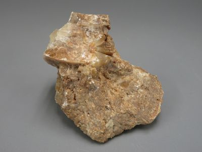 Fragment de pierre dure. Dimensions 14 x 16 x 12 cm