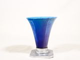 un vase bleu posé sur une table