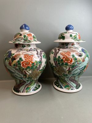 paire de vases chinois avec couvercles, décorés de fleurs et d'oiseaux