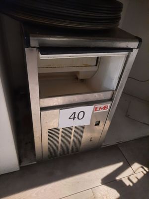 une pile d'assiettes posée sur le réfrigérateur