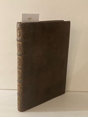 un livre marron contenant un mot, posé sur une table