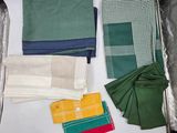 de nombreuses serviettes de table de différentes couleurs dans une valise posée sur une table
