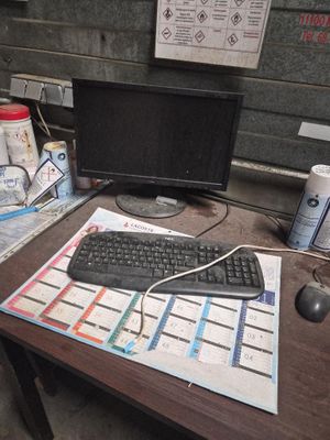 un bureau sur lequel se trouvent un clavier, une souris et un écran