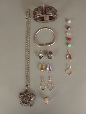 de nombreux types de bijoux exposés sur la table