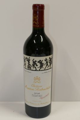 une bouteille de vin posée sur une table