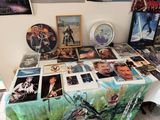 une table recouverte d'une nappe sur laquelle sont disposées des photos et encore des photos
