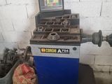 l'image d'une machine installée dans un garage
