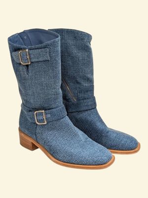 un gros plan sur une paire de bottes bleues sur fond blanc