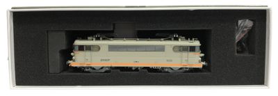 un petit train qui se trouve dans une boîte posée sur la table