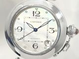 une image montrant un gros plan d'une montre-bracelet avec un bracelet rose