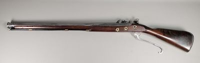 gros plan d'un pistolet sur une surface blanche
