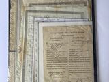 un vieux document est posé sur une table, à côté d'une pile de vieux papiers