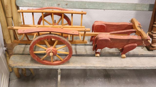 Charrette avec bœuf en bois jouet d’enfant