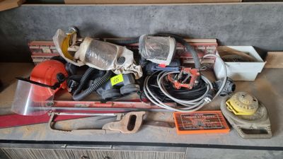 un grand nombre d'outils posés sur une table
