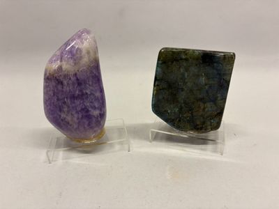 deux pièces en amethorate sur des supports en acrylique