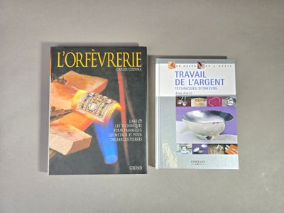 deux livres posés l'un à côté de l'autre sur une table