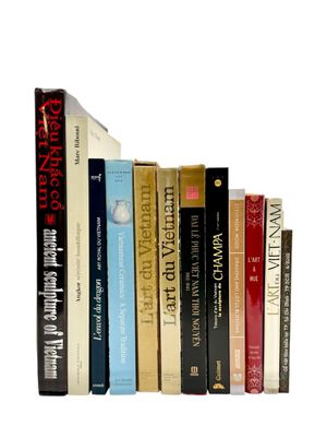 beaucoup de livres qui traînent sur une étagère