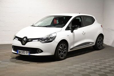 la voiture blanche est garée dans le garage sur le sol en damier
