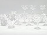 un grand nombre de verres à vin posés sur une table