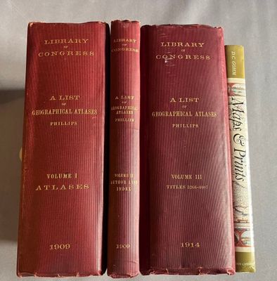 deux livres rouges posés sur une table l'un à côté de l'autre