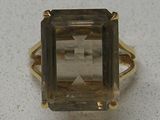 une image d'une bague sertie d'un quartz fumé