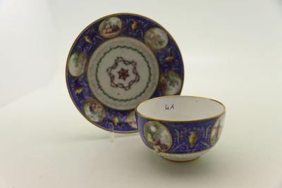 une image représentant une tasse et une soucoupe posées sur une table