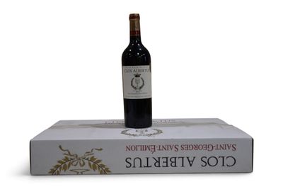 une bouteille de vin posée sur une boîte