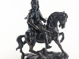 figurine représentant un homme à cheval sur fond blanc