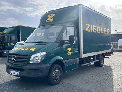 un camion vert garé sur un parking