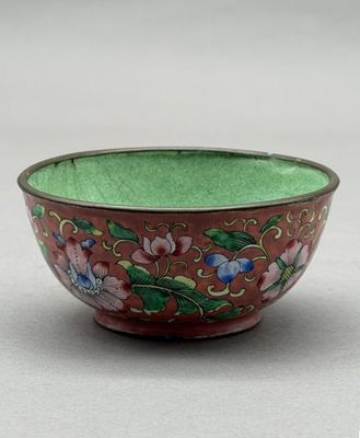 Bol chinois en émail closé orné d'un motif floral