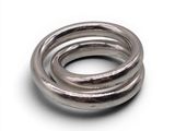 une bague en argent posée sur une surface blanche, sur fond blanc