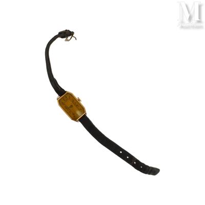 une image d'un gros plan d'une montre-bracelet sur un fond blanc