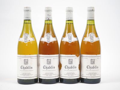 trois bouteilles de vin posées les unes à côté des autres sur une surface blanche