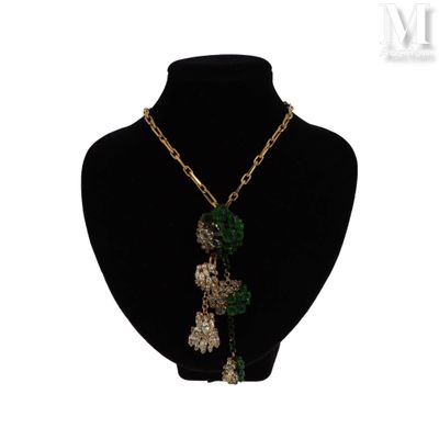 gros plan d'un collier sur un mannequin mannequin