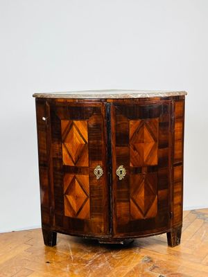 une photo d'un petit meuble en bois posé sur un parquet