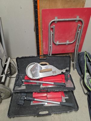 une caisse à outils avec des outils sur le sol