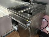 une cuisine équipée d'une cuisinière et d'un évier