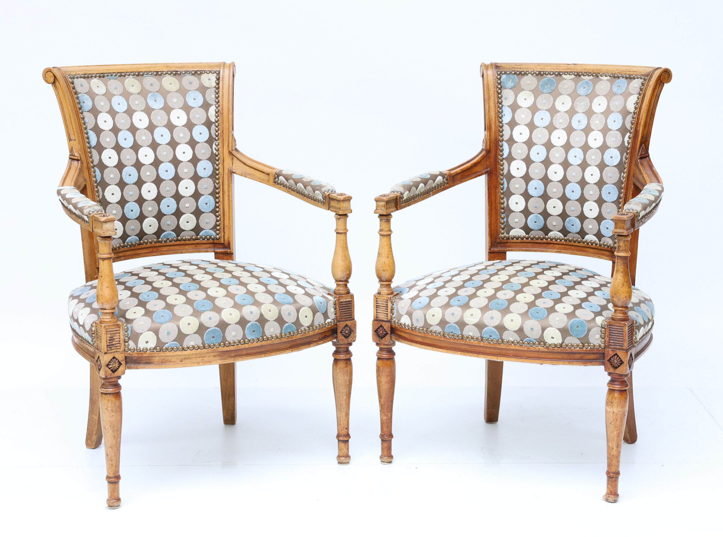 Paire de fauteuils en bois naturel, mouluré et sculpté à dos…