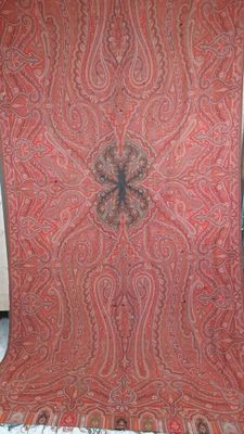 une image représentant un motif paisley rouge et marron sur une nappe