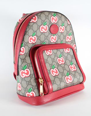 un gros plan sur un petit sac à dos orné d'un motif de cerises