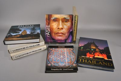 plusieurs livres sont empilés sur une table