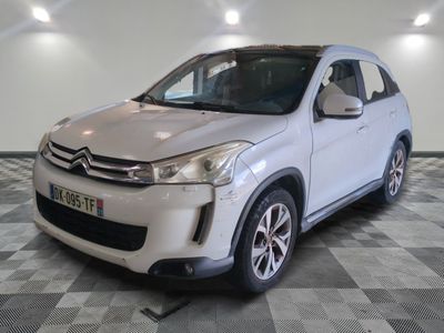 la voiture blanche est garée sur un sol en damier dans le garage